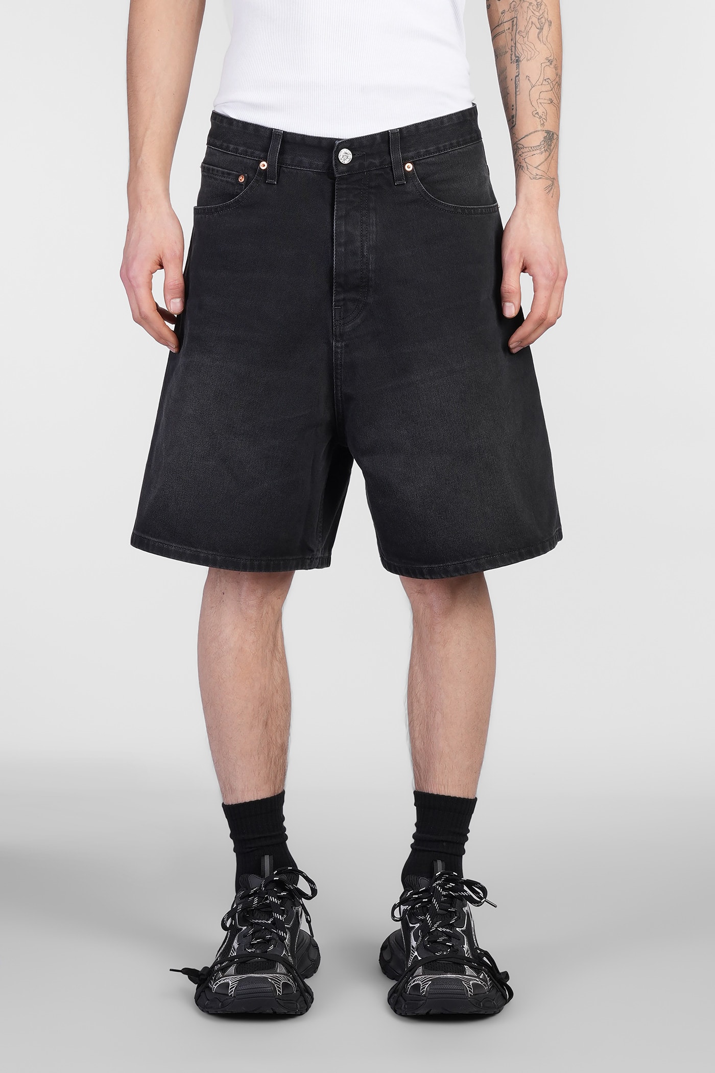 VETEMENTS 黑色牛仔短裤