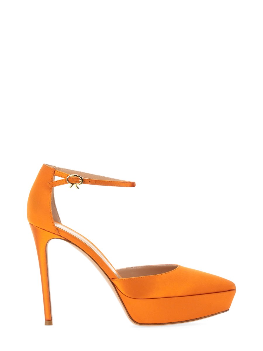 吉安维托·罗西（Gianvito Rossi）穿着绒面革（Suede）的泵