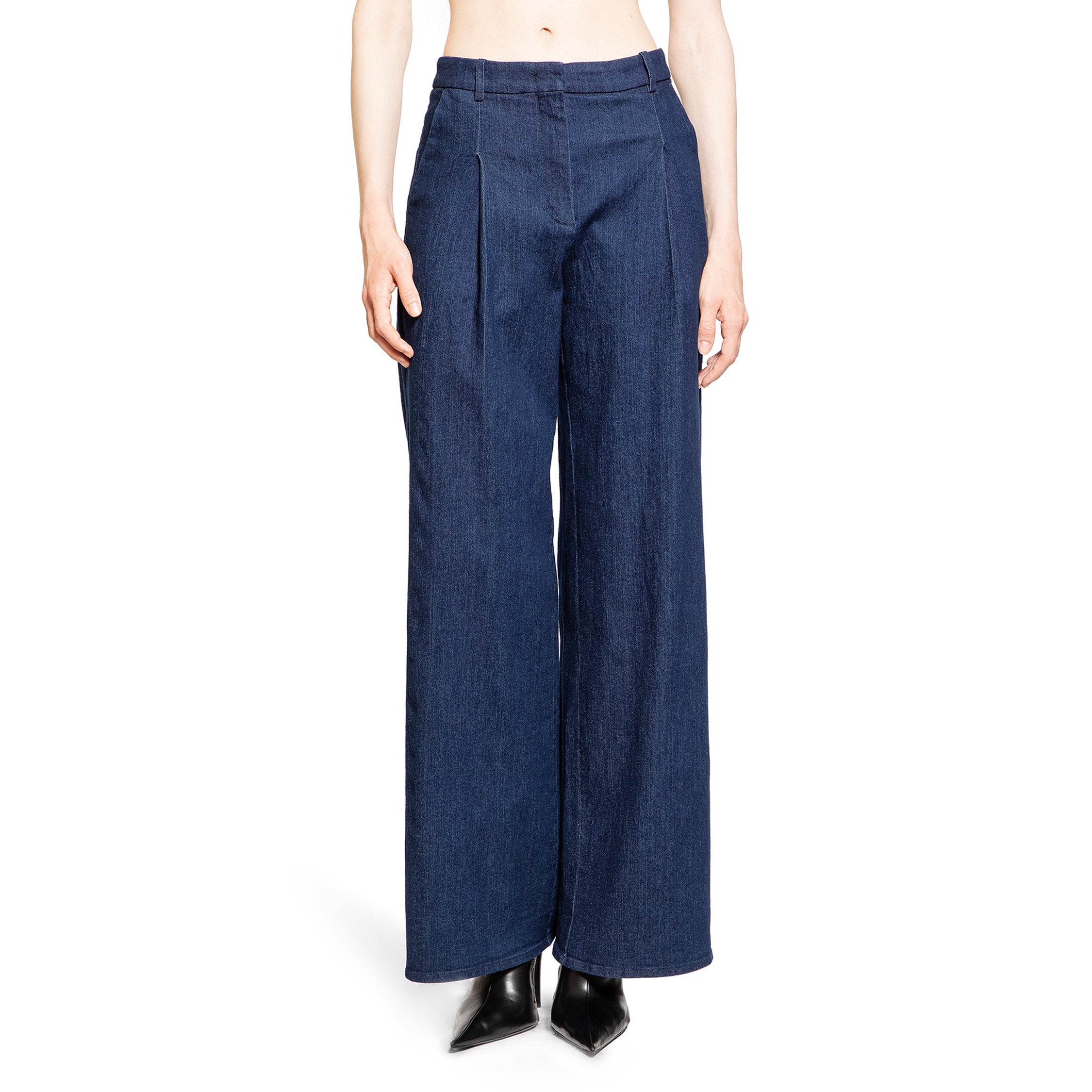 THE GARMENT WOMAN BLUE JEANS