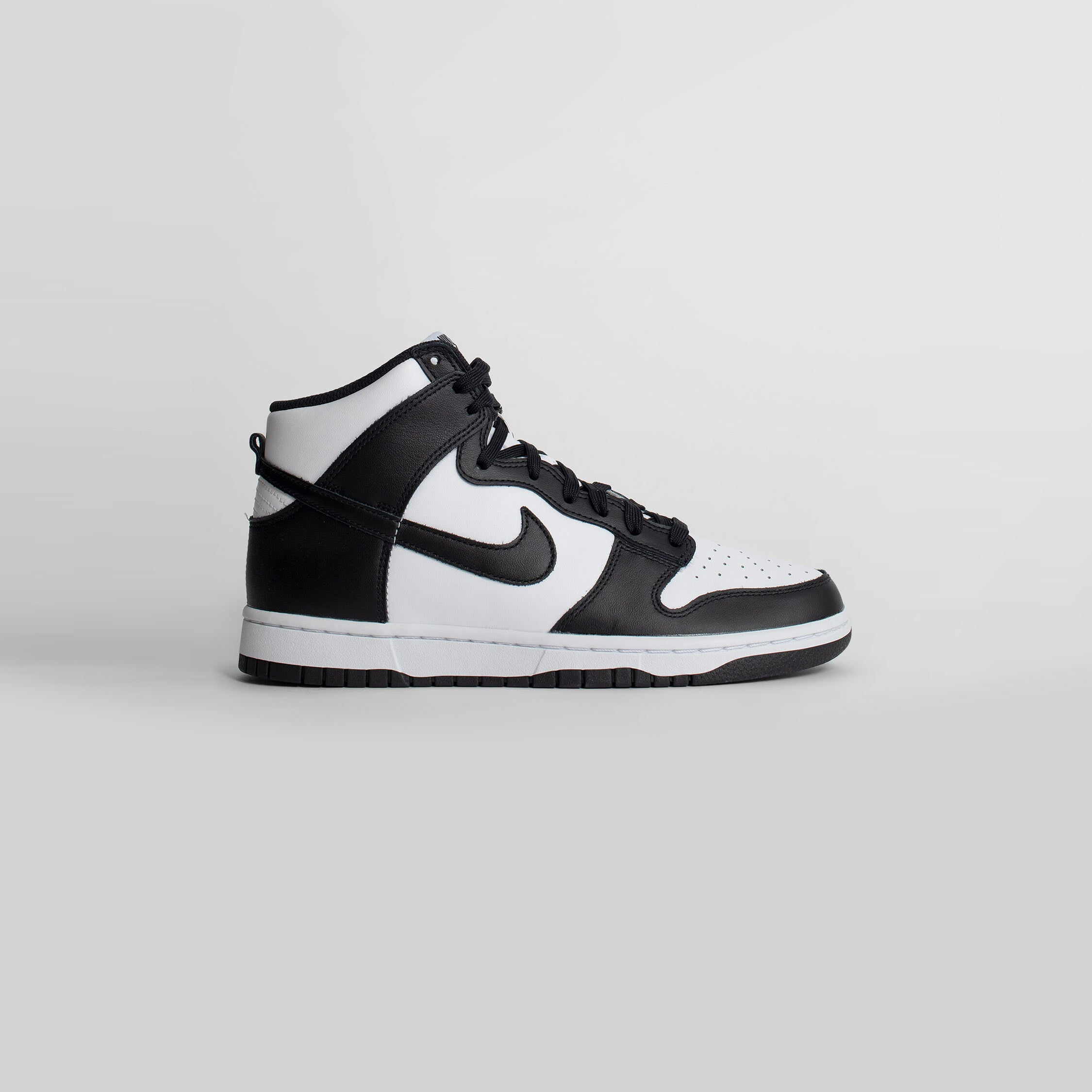 NIKE MAN BLACK & WHITE SNEAKERS