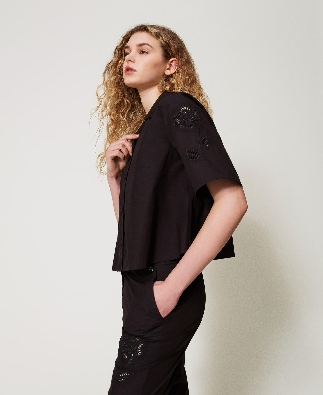 Twinset Chemises - Chemise cropped en popeline avec broderie, Noir, Coton, Taille: L