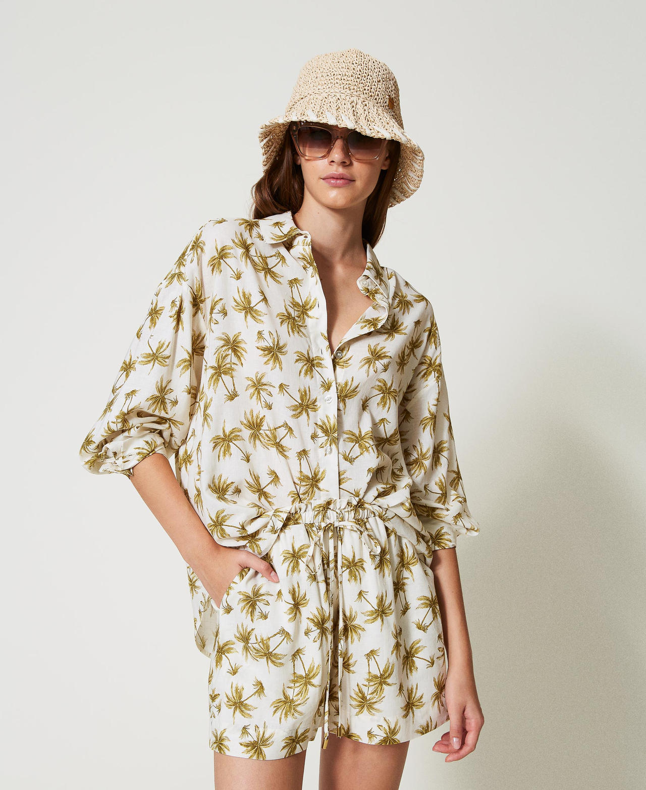 Twinset Plage - Short en lin mélangé avec imprimé palmiers, Imprimé Palmiers Nacre/Olive Leaf, Taille: L