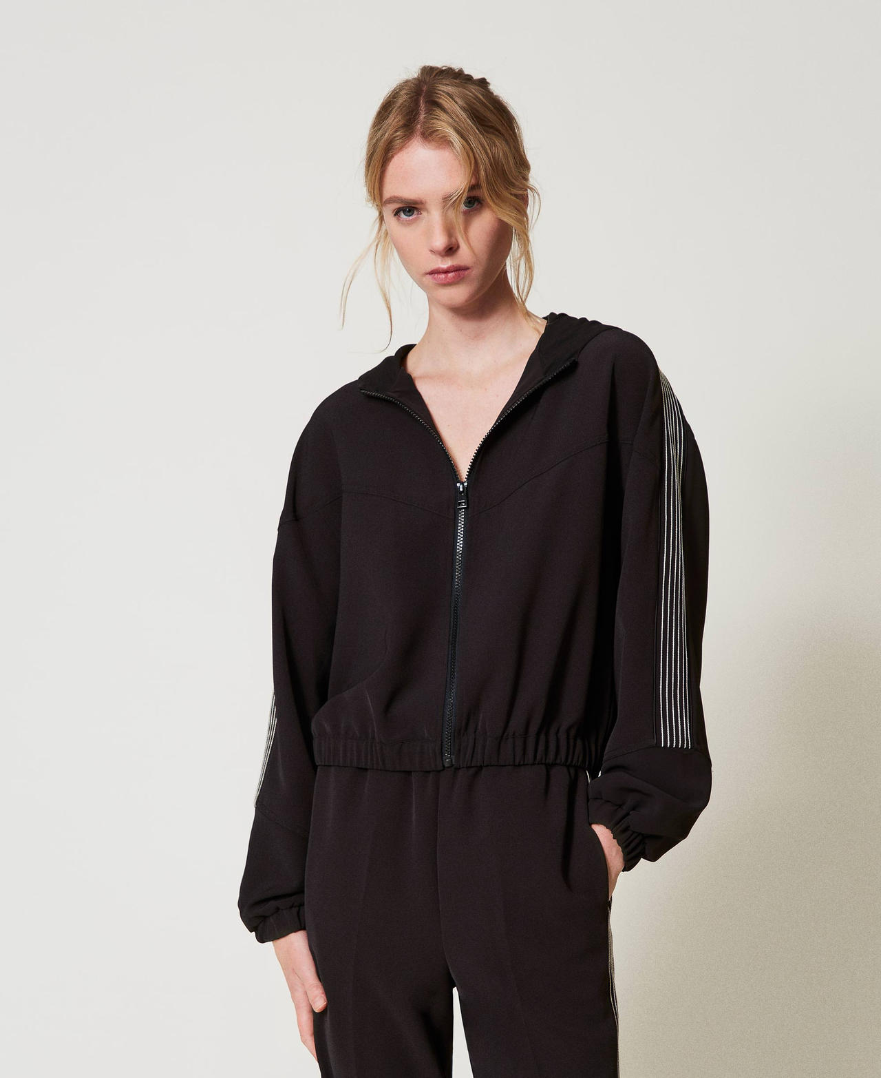 Twinset Blousons et manteaux - Blouson en crêpe avec broderie, Noir/Broderie Neige, Taille: 38