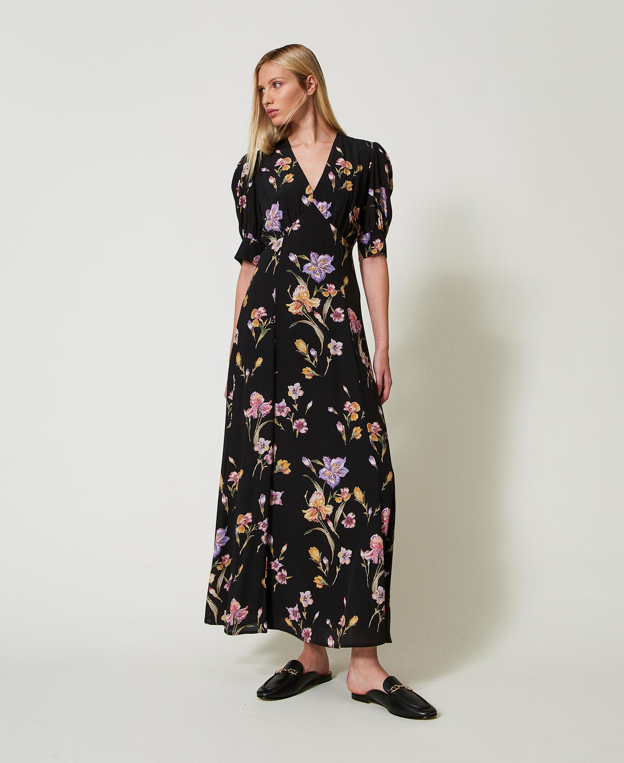 Twinset Robes - Robe longue en crêpe de Chine floral, Imprimé Iris Multicolore/Black, À fleurs, Taille: 38