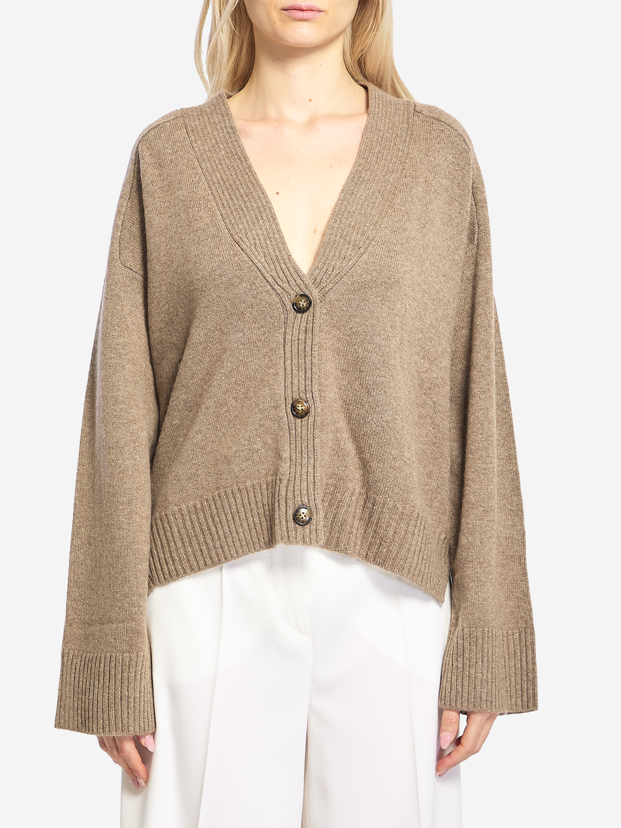 Kaia cashmere cardigan Chiedi a Chat GPT