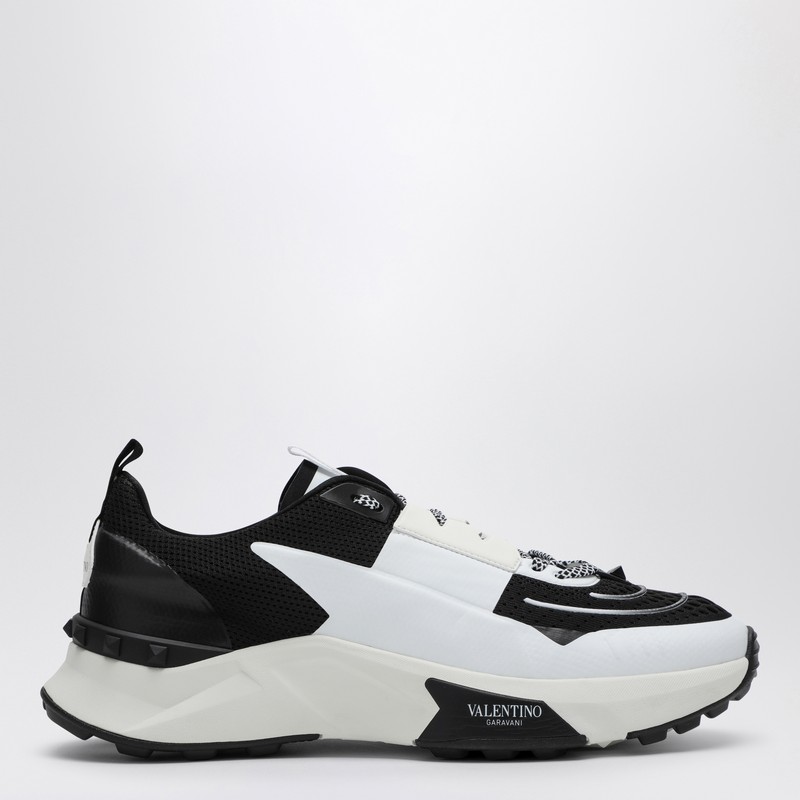 Low-TopTrue Act black and white sneakers